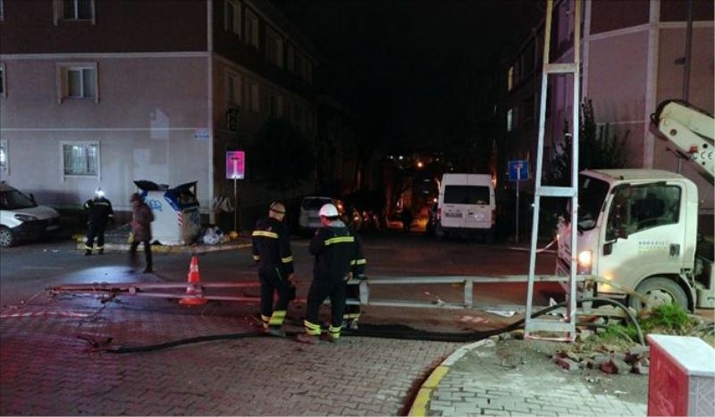 İstanbul’da vinç yüksek gerilim hattına takıldı
