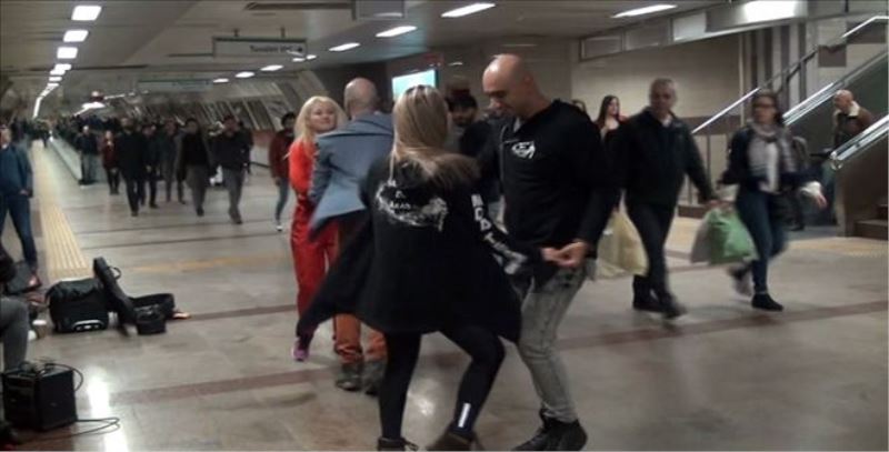 Taksim Metrosunda dans rüzgarı 