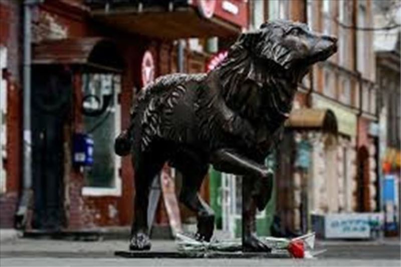 Rusya’da vefakar köpeğin heykeli dikildi