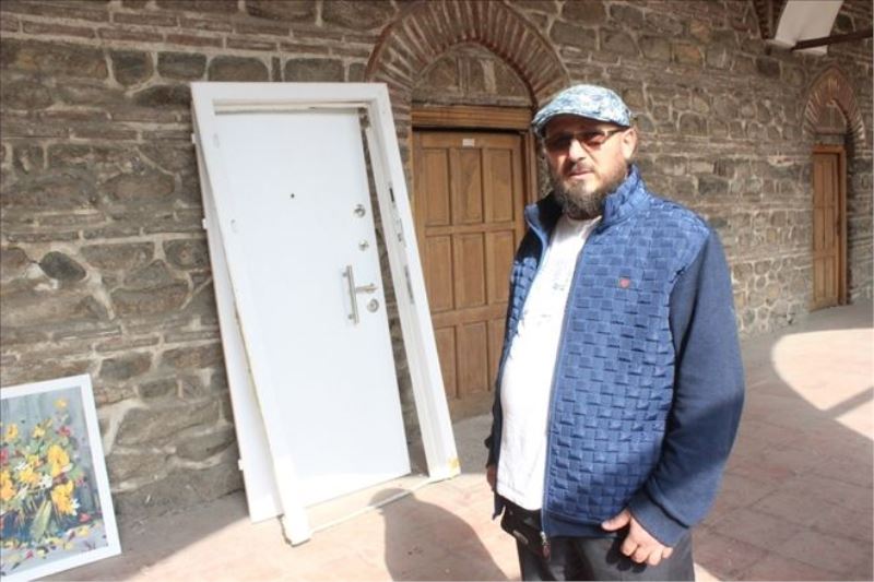 Tarihi Pirinçhan’daki beyaz çelik kapıya klip çekti