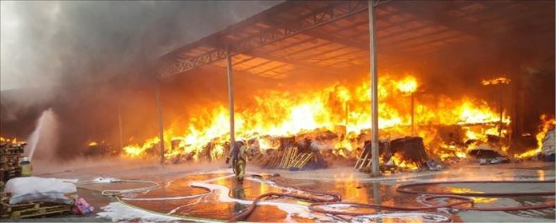 Arnavutköy’de sünger fabrikasında yangın