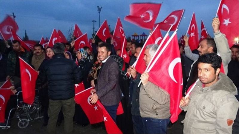 Sınırın sıfır noktasında Mehmetçiğe Türk bayraklı destek 