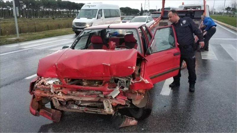  Otomobil kırmızı ışıkta bekleyen araca çarptı: 8 yaralı 
