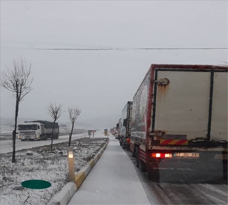 Kar trafiği vurdu: Kilometrelerce araç kuyruğu oluştu