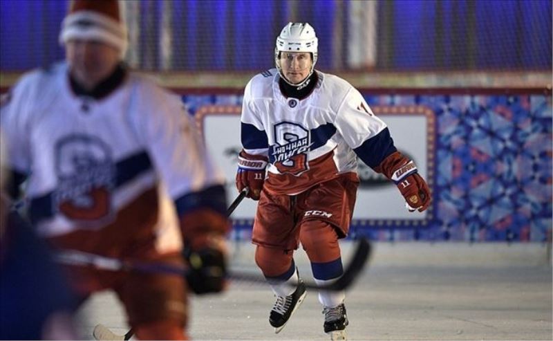 Putin ve Şoygu Kızıl Meydan’da hokey maçı yaptı
