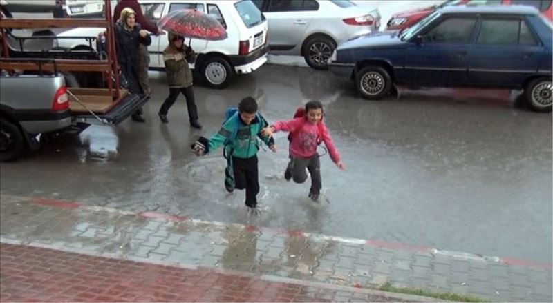 Mersin’de sağanak yağış okulları tatil ettirdi