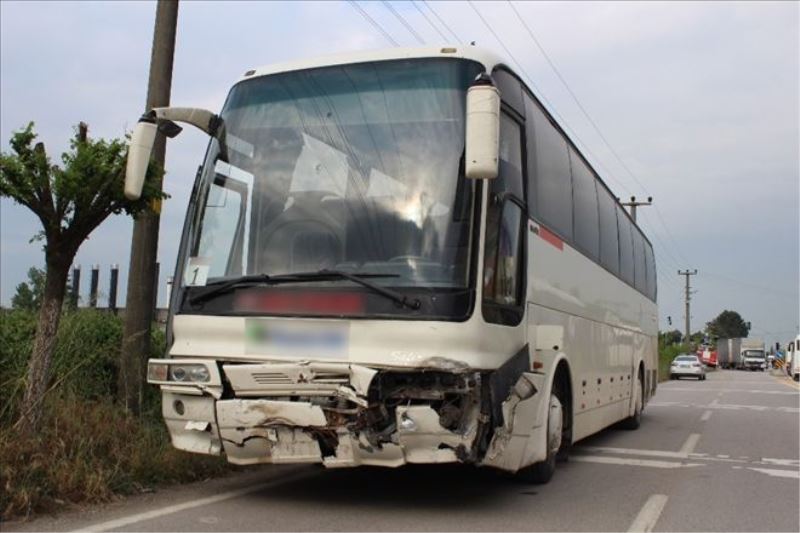 Servis otobüsü otomobile çarptı: 1’i çocuk 2 yaralı 