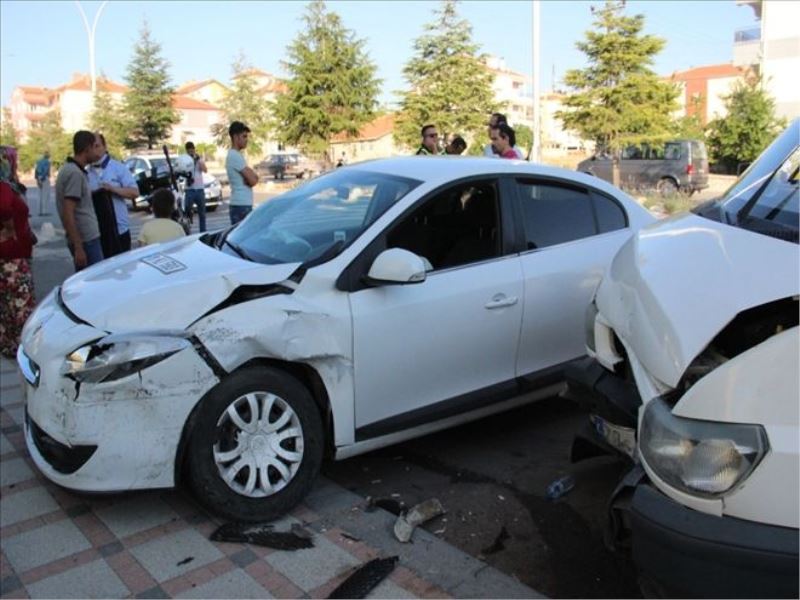 Karaman’da bir minibüs 2 otomobile çarptı: 2 yaralı