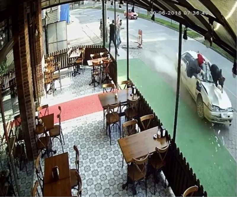 Sakarya’da feci kaza: Kadınlar havada taklalar attı 