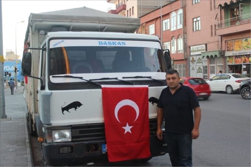 Aracını bayraklarla süsledi, Ankara’ya doğru yola çıktı 