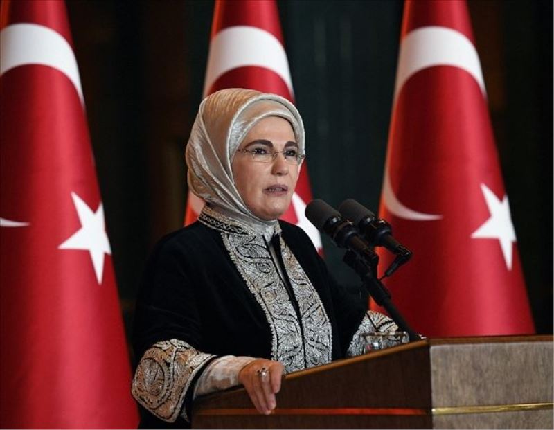 Emine Erdoğan’a Londra’da “İnsani Hizmet Takdir Ödülü” verildi 