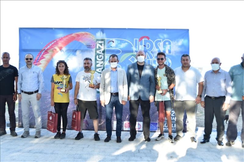 Yamaç Paraşütü Şampiyonları Ödüllerini Aldı