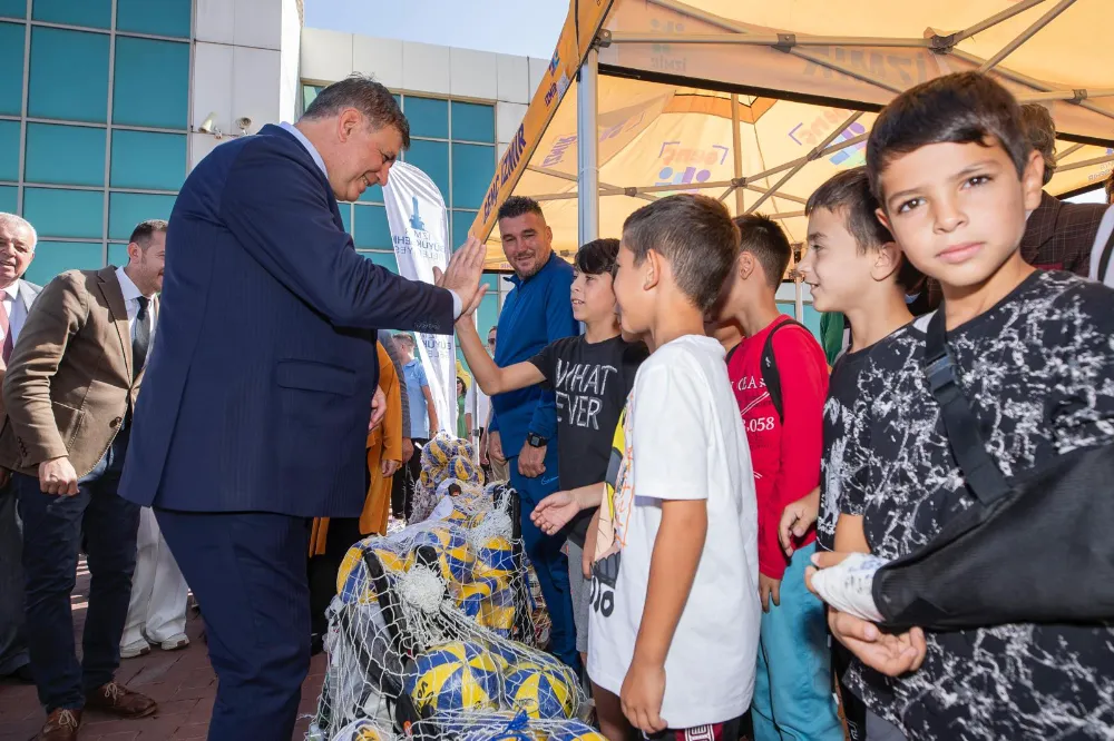 Başkan Tugay: Yetenekli çocukların spor eğitimlerini biz üstleneceğiz