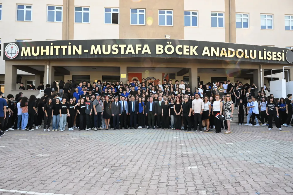 Başkan Muhittin Böcek, öğrencileri yalnız bırakmadı 