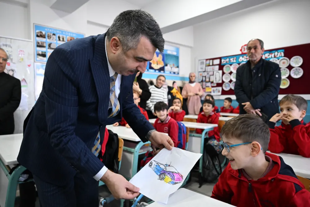 BAŞKAN YILMAZ, ÖĞRENCİLERİN KARNE HEYECANINA ORTAK OLDU