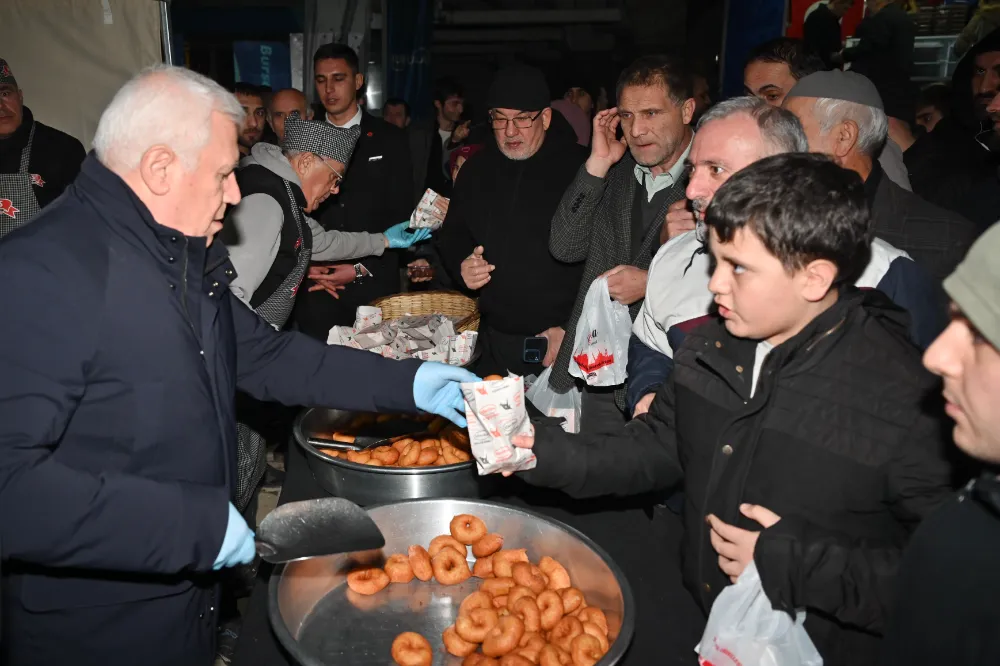 Başkan Bozbey’den Regaib Kandilinde tatlı ve lokma ikramı