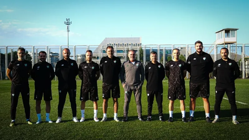 Bursaspor’da Tahsin Tam’ın ekibi belli oldu
