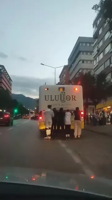 Bursa’da gençlerin tehlikeli yolculuğu
