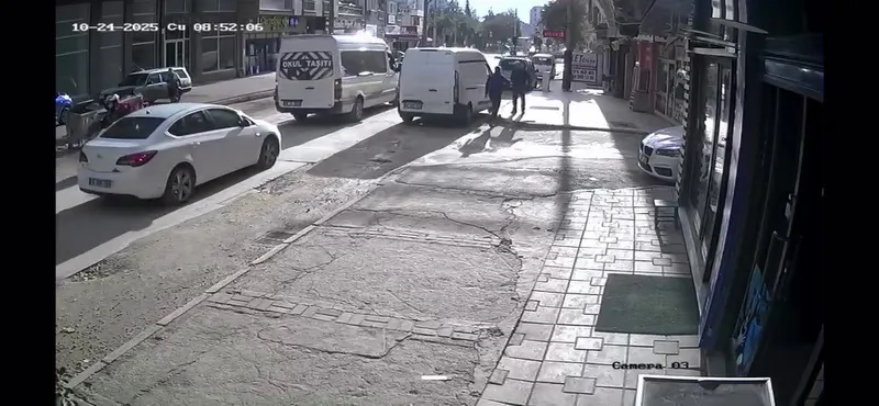 Geri manevra yaparken yayayı böyle yere serdi: Görünmez kaza kamerada
