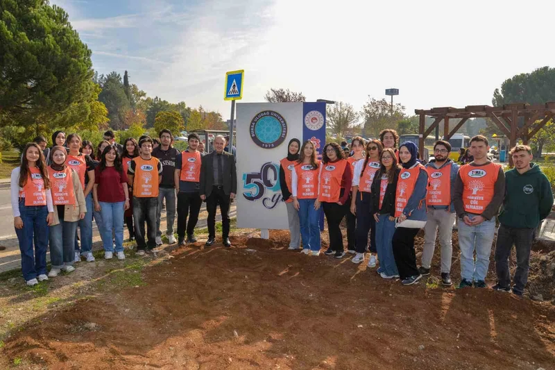 BUÜ’nün ’50. Yıl Sokağı’ fidanlarla renklendirildi
