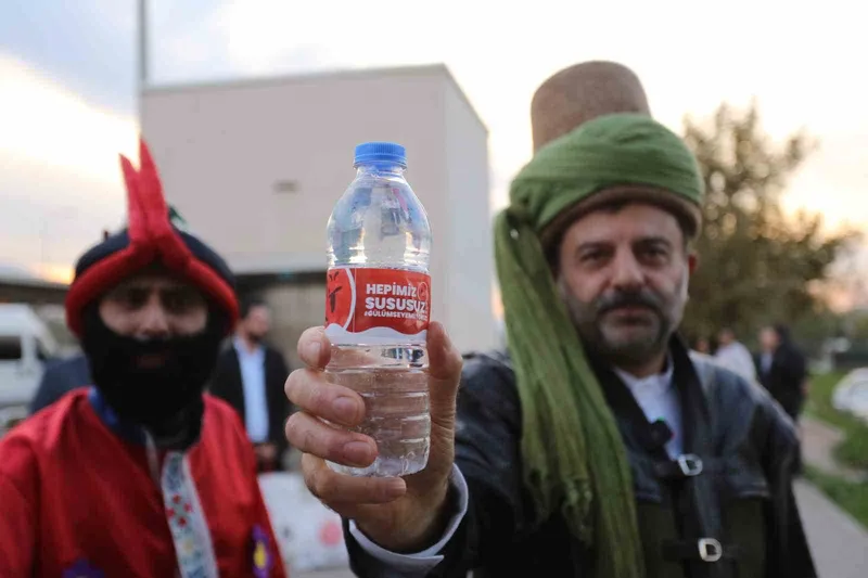 Gürsu’da Başkan Işık Evliya Çelebi oldu su dağıttı
