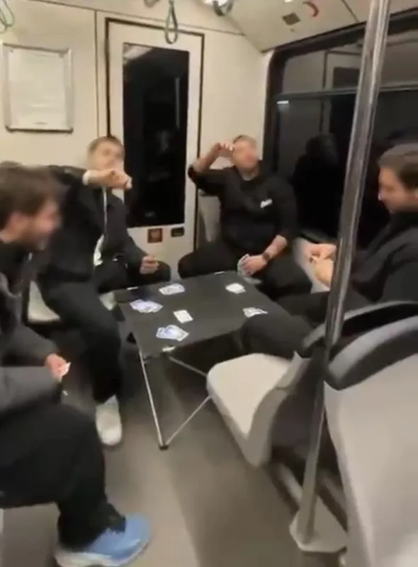 Bursa metrosunda şaşırtan görüntü: Gençler masa kurup oyun oynadı
