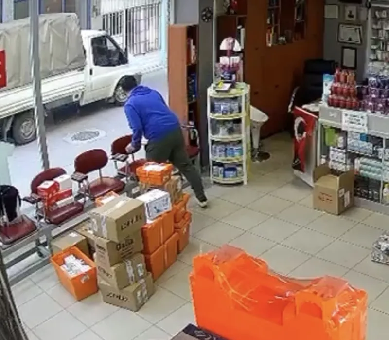 Hava almak için dışarı çıkan eczacının üzerine atladı: 