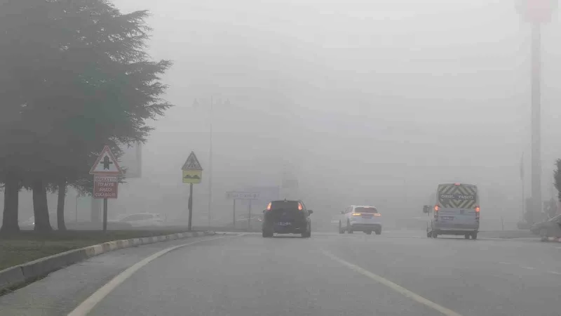 İnegöl’de etkili sis, görüş mesafesini 10 metreye düşürdü
