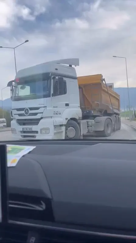Bursa’da ters şeritten giren kamyon ’pes’ dedirtti
