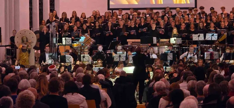 Bursalı öğrenciler, Almanya’da ayakta alkışlandı
