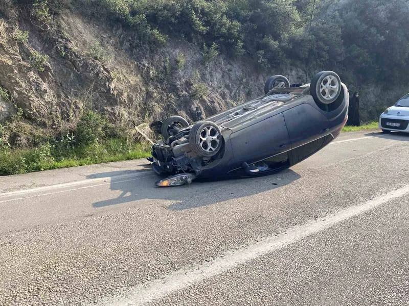 Kayalara çarpan otomobil takla attı, emniyet kemeri sayesinde kurtuldular
