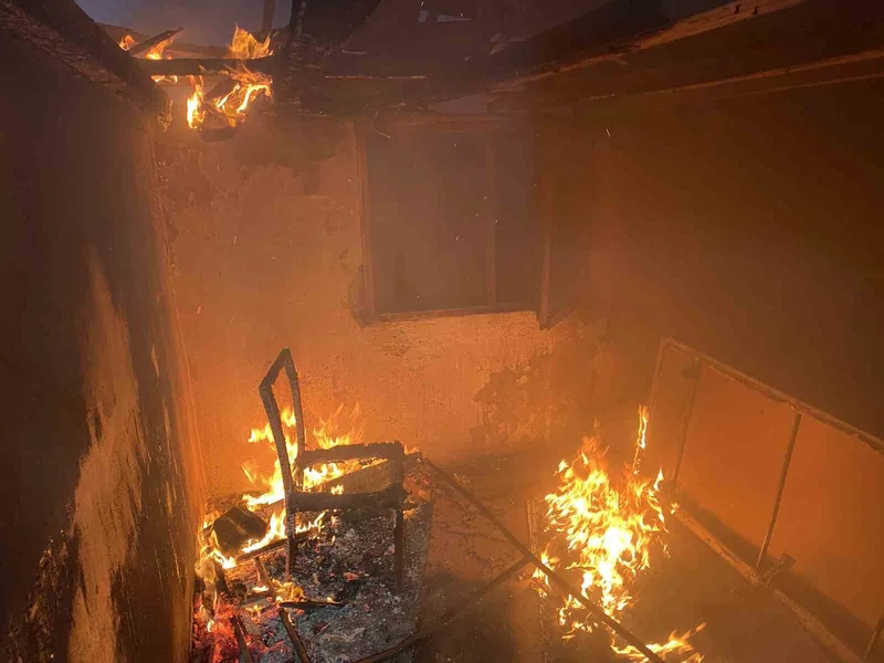 Bursa’da terk edilen evde çıkan yangın paniğe neden oldu
