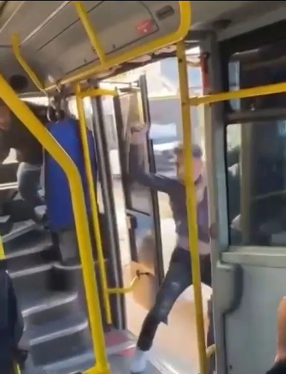 Nilüfer’de otobüsü satırla bastı
