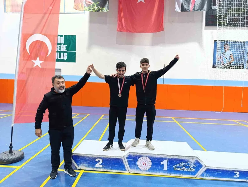 Mudanya Anadolu İmam Hatip Lisesi, güreşte zirveye oturdu
