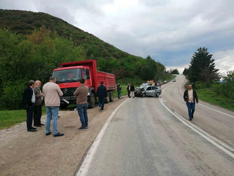 Otomobil ile kamyonet çarpıştı: 1 ölü, 1 yaralı
