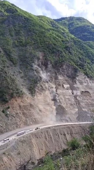 Artvin-Şavşat Karayolu’nda bir günde 3. heyelan: Yol ulaşıma kapandı
