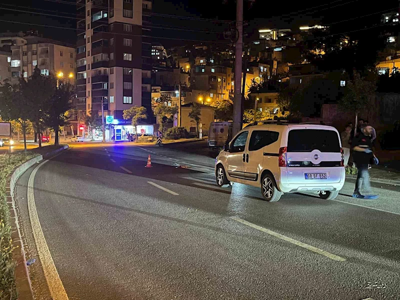 Hafif ticari araç anne ve kızına çarptı
