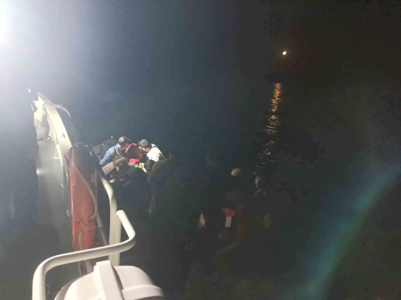 Ayvalık’ta 13’ü çocuk 43 düzensiz göçmen ve yasa dışı yollarla ülkeyi terk etmeye çalışan 2 Türk vatandaşı yakalandı
