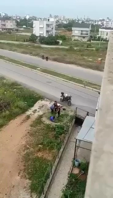 Vatandaşı darbeden polis memurlarına görevden uzaklaştırma
