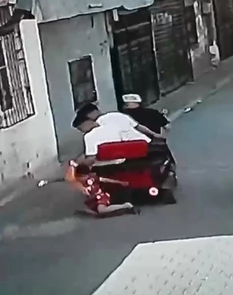 Galatasaray formalı çocuğu sürüklediler, 