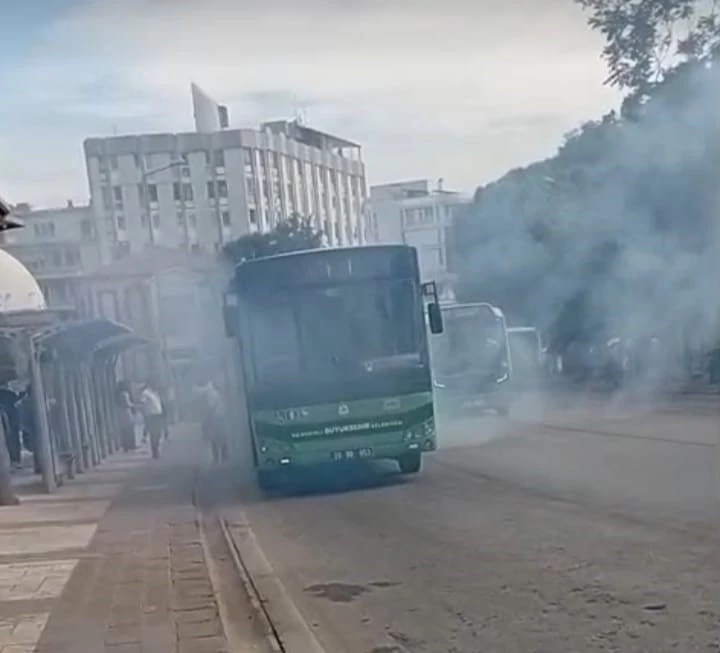 Denizli’de seyir halindeki halk otobüsünü kaplayan dumanlar korku dolu anlar yaşattı
