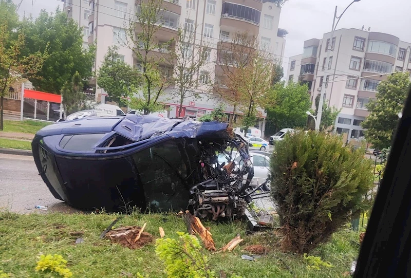 Kontrolden çıkan otomobil refüje çarptı: 2 yaralı
