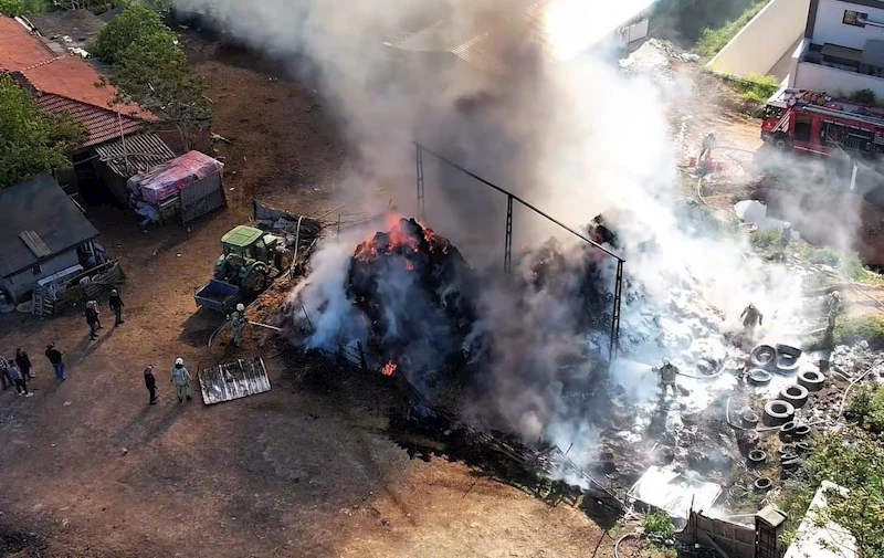 Arnavutköy’de ahırların yanına istiflenmiş saman balyaları alev alev yandı

