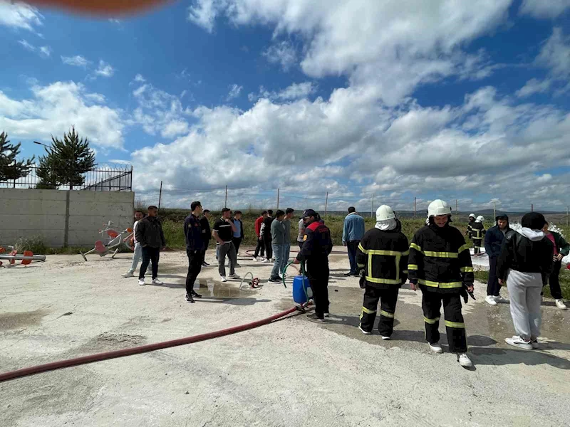 İtfaiye ekiplerinden üniversite öğrencilerine uygulamalı eğitim
