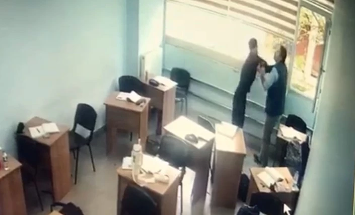 Kurs merkezinde dehşet anları kamerada: Sınıfa girip öğrenciye saldırdı
