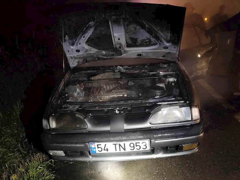 Alev topuna dönen otomobil, itfaiye ekiplerince söndürüldü
