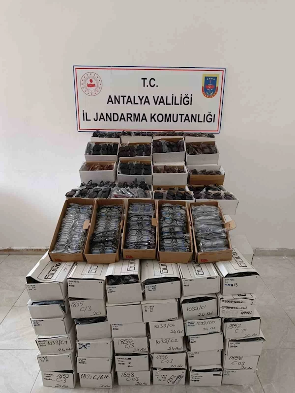 Gazipaşa’da araçta 3 bin kaçak gözlük ele geçirildi
