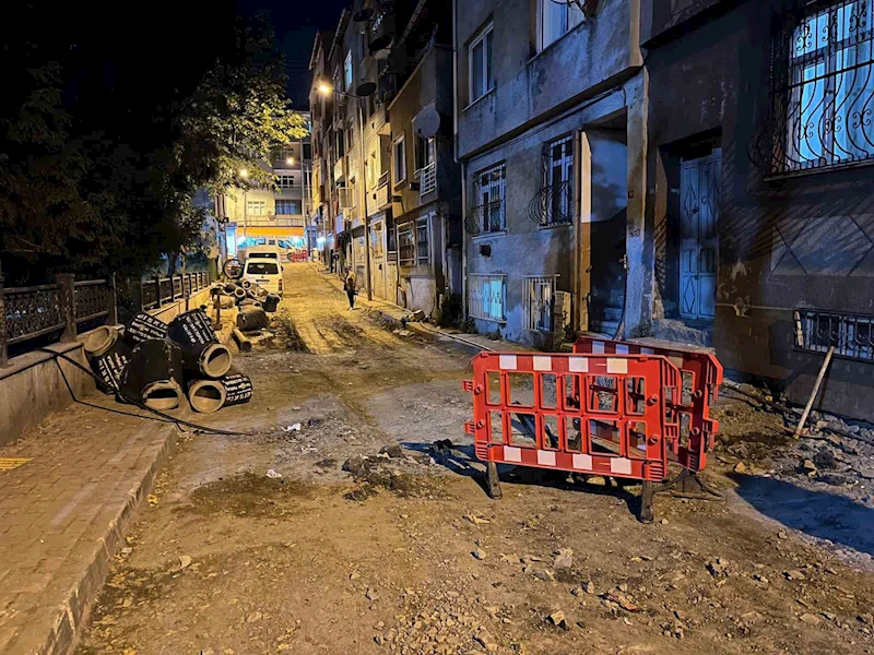 Bayrampaşa’da altyapı çalışması yapılan sokakta rögar kapağı patladı
