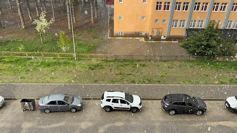 Tatvan’da dolu yağışı
