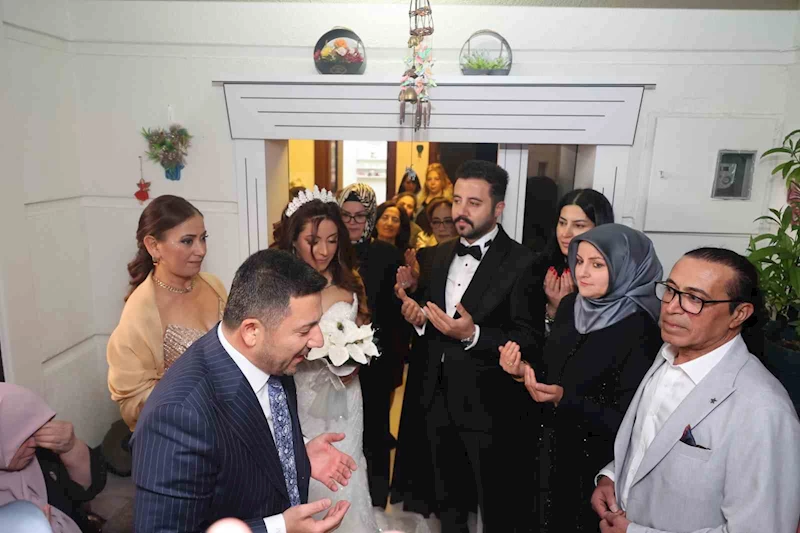 Başkan Arı, makam şoförünün gelin aracını sürdü
